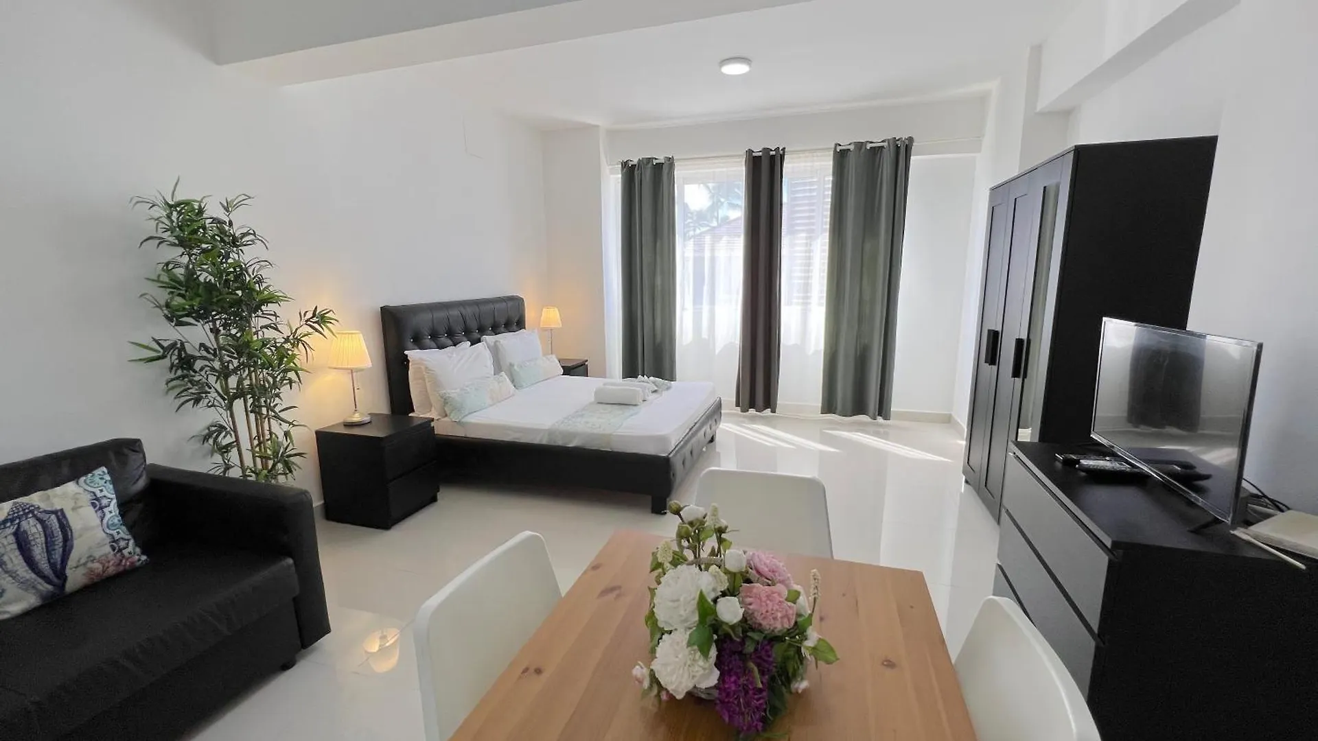 Vacation Studios With Rooftop Pool, Beach Club, Restaurants - Playa Los Corales Punta Cana Hotel
