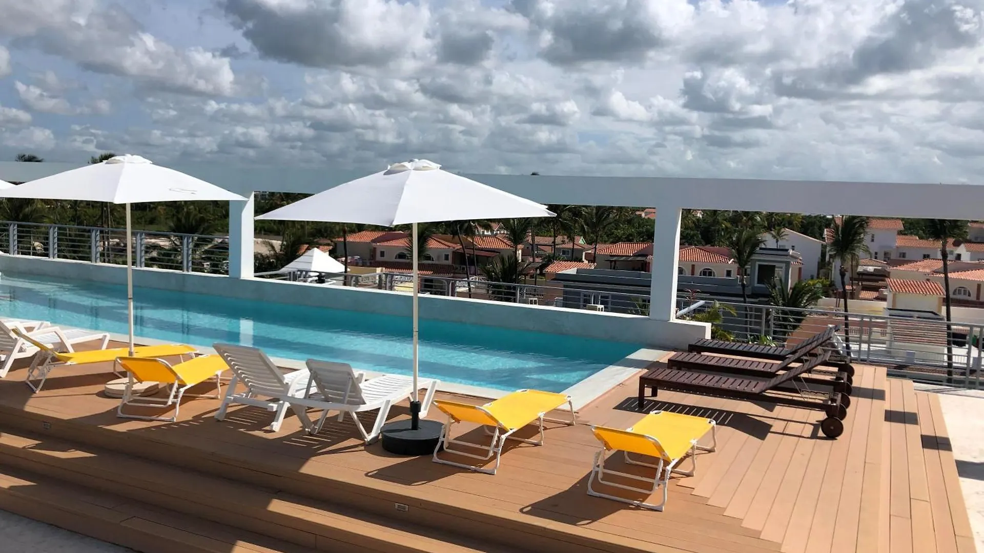 Vacation Studios With Rooftop Pool, Beach Club, Restaurants - Playa Los Corales Punta Cana